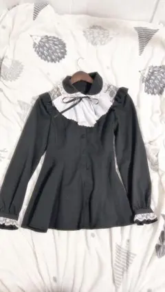 フリル付き黒ブラウス