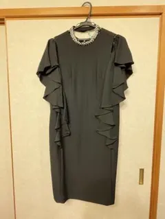 フリル付きビジュー黒ドレス