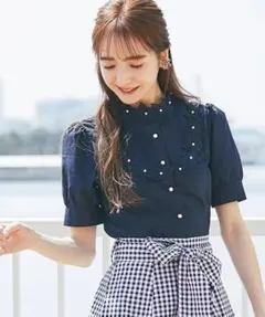 フラワーモチーフ付きパール釦タック入りヨークブラウス　tocco closetのサムネイル
