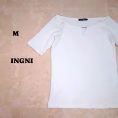 イング　ホワイト　リブ編み五分袖トップス　胸元に装飾　M