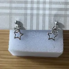 星型チャーム付きシルバー系ピアス