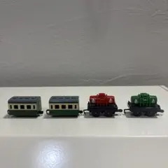 カプセルプラレールトーマス 急行客車（緑✖️2） タンク車（緑 赤）