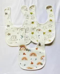 【新品】【送料込み】ベビー　ふわふわスタイ３枚セット　ホワイト系