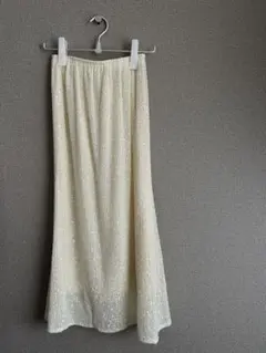 スパンコール付きクリーム色ロングスカート