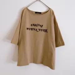 ジョンブル 刺繍ロゴ Tシャツ ベージュ ゆったり こなれ感のサムネイル