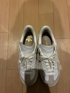 adidas ホワイト グレー スニーカー