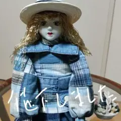 白い帽子をかぶった女の子。