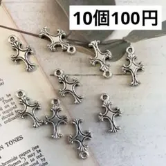 65.個性的な形のクロスチャーム