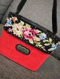 花柄デザインのハンドバッグ