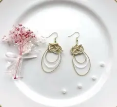 母の日ギフトに｜上品に揺れる水引ピアス ゴールド×ホワイト 大人女性への贈り物に