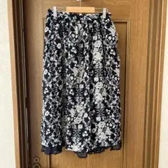 axes femme 花柄フレアスカート 黒と白