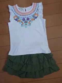 ホワイト花柄刺繍タンクトップとカーキフリルズボン