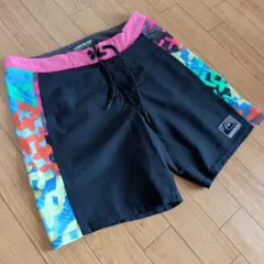 QUIKSILVER ボードショーツ 黒/カラフル