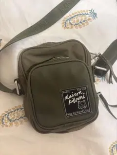 Maison Kitsuné ナイロンクロスボディポーチ（カーキ）のサムネイル