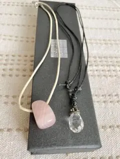 ローズクォーツとレザー紐のクリスタルネックレス2本セット 箱付き