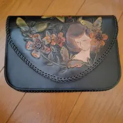 花と蝶のレリーフ レザークラッチバッグ