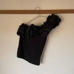 ブラック フリルオフショルダー トップス