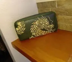 在庫１となり最終ひとつしかないです最終価格龍神金運刺繍の緑色レザー長財布