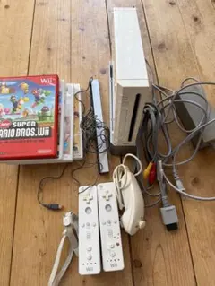 ★Nintendo Wii 本体 ホワイト +コントローラー2個他ソフト4本付