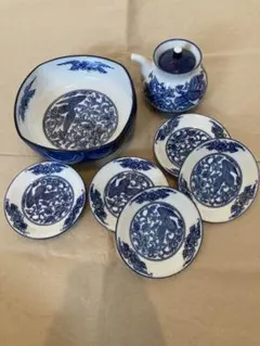 青い花柄と鳥模様の食器セット