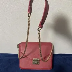 赤いショルダーバッグ 合成皮革 フラップ式