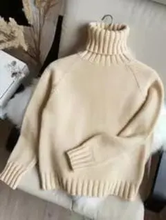 クリーム色タートルネックニット