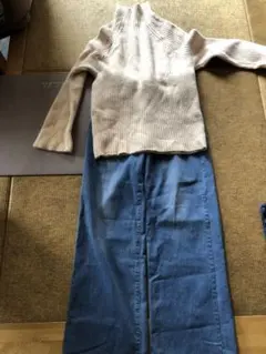 リブ編みニットとデニムパンツセットアップ