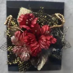 赤い花モチーフ コサージュ