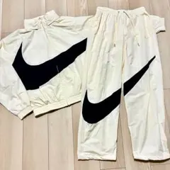 新品　NIKE上下セットアップ　Ｌ　オフホワイト　ウーブン　ビッグスウォッシュ 人気のビッグスウォッシュ】ナイキ ウーブンセットアップ (Nike