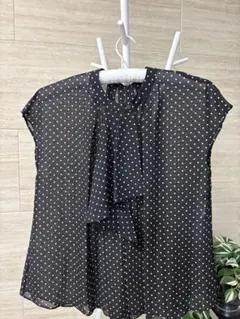 【プラステ】ドット柄 シフォン 半袖ブラウス ボウタイ風のサムネイル