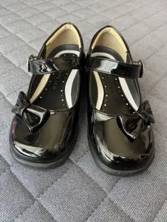 黒いリボン付きフォーマルシューズ