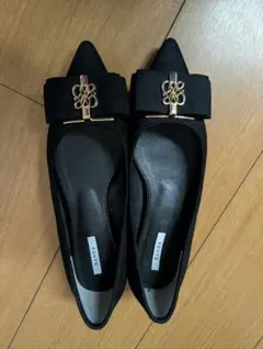 RANDA モノグラムパーツリボンフラットパンプス ブラック