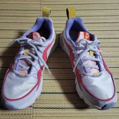 Nike カラフル スニーカー ヒールタブ付き