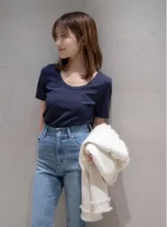 UネックTシャツ　SNIDEL