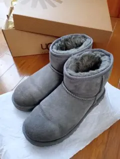 BEAMSで購入UGG グレー ムートンブーツ サイズ5　アグのサムネイル
