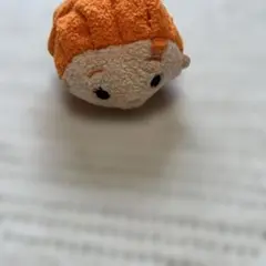 オレンジ色のキャラクターぬいぐるみ