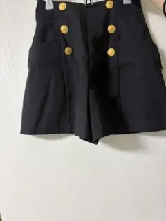 emsexcite 黒いボタン付きショートパンツのサムネイル