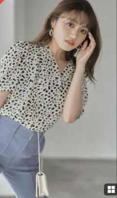 グレイル GRL パワショルVネックダルメシアン柄ブラウス　k8696w