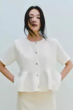 ZARA ホワイト ハート型ボタン ニット　ペプラムニットジャケットのサムネイル