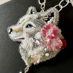 花飾りの白いオオカミ｜ビーズ刺繍アートブローチ＆チャーム