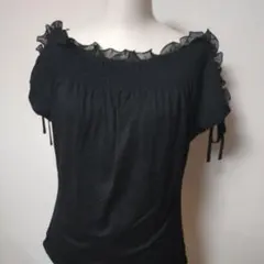 MADAM JOCONDE ラピーヌフリル付きブラックオフショルダーシャツ