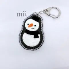 【11】フェルト 雪だるま キーホルダー ビーズ刺繍 黒 スノーマン