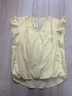イエローフリルブラウス Vネック