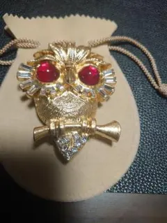 トリファリ刻印王冠ブローチ