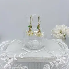 小花モチーフとグリーンビーズの揺れるピアス｜上品ゴールド