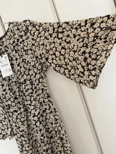 新品未使用　花柄五分袖ワンピース
