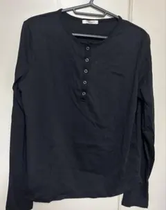 黒のヘンリーネック長袖Tシャツ