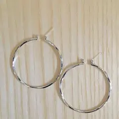 日本製 樹脂ピアス フープねじれ　特大　サイズ シルバーカラー g