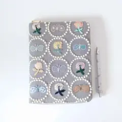 B6】刺繍13 ホワイト×グレー タンバリン マルチケース ミナペルホネン