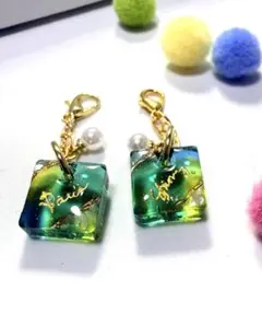 青緑のレジンチャーム （スクエアゴールド）パールビーズ付き 2個セット